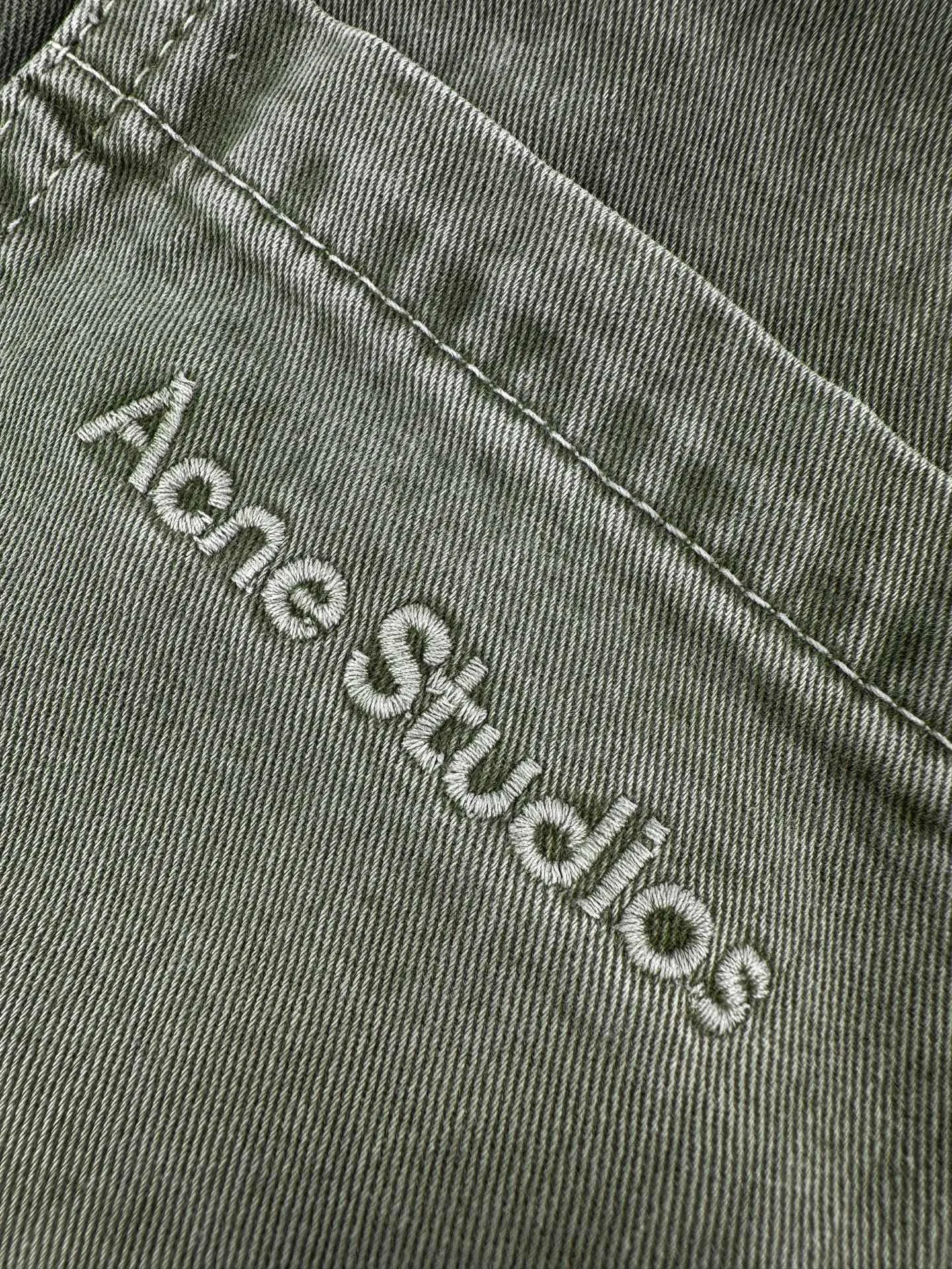 Acne Studios embroidered logo graffiti trousers, custom-made Lan Heng soft-brushed twill cotton, drapey and moist, soft and skin-friendly, yeast-dyed fog moss army green spreads across the trousers, releasing the tension of Nordic art in somber earth tones. The trousers are painted with irregular hand-splashed paint, and the paint spots are randomly scattered and scattered, forming natural mottled dirty marks. The arrangement of each paint mark is an irreplaceable artistic imprint. The embroidered logo is hidden in the back patch pocket The brand gene is engraved in a low-key manner, and the restrained ingenuity of Nordic design is revealed in the secret details. It blends the cool minimalism of Scandinavia with street graffiti art, and interprets the unique avant-garde art luxury style of Acne Studios in the relaxed shape. Process 1: Using imported machine embroidery technology, using advanced computer control systems and precise mechanical components to realize Acne Studios embroidery work with high precision, smooth and delicate lines. Process 2: Using hand-splashed paint technology to manually control the amount of color. The paint dots are randomly scattered across the surface to generate natural mottled marks and restore the real and random dirty effect. The arrangement of spots on each finished product is unique. Process 3: Combining the rubbing and wrinkling cat whisker technology and the gun painting cat whisker technology. Prioritize manual rubbing in specific areas to achieve a natural wrinkle effect, and then use specific tools to draw the texture of the cat's whisker shape to create a full visual effect. Process 4: Gradient distressed spray-on process by spraying dyes of different colors on the surface of the fabric. Achieve rich color changes in clothing under different lights and increase visual layering. Process 5: Use heavy color dyeing and washing process. After dyeing, the garments are softened by multiple warm water fermentation washings to weaken the stiff starch feel of the fabric. The cloth surface generates a soft and natural faded haze. The color is restrained and mellow. Accessories: Customized 1:1 Acne trademark. Version: Loose version. Size: 44 46 48 50. Style number: BB 4011.